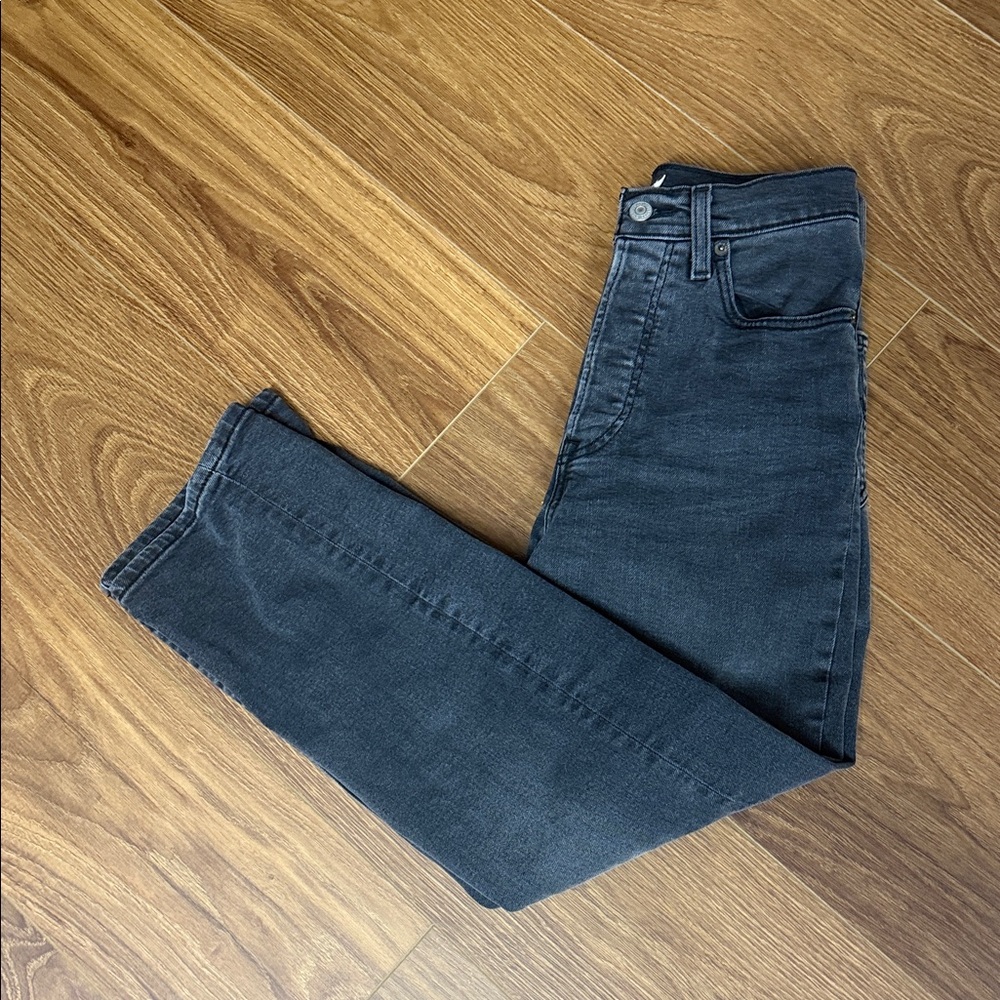 Levi’s women’s rib cage straight ankle Jean size 24